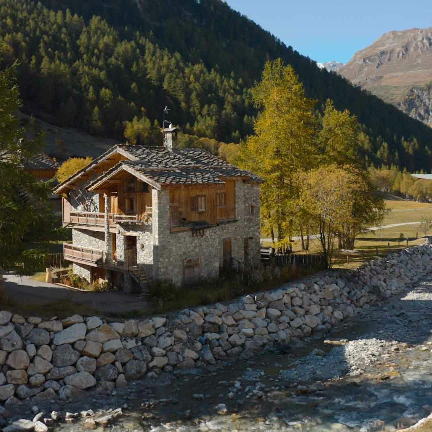 agence creactiv production annecy video et drone réalisation chalet ananda photo principale immobilier val d'isère agence