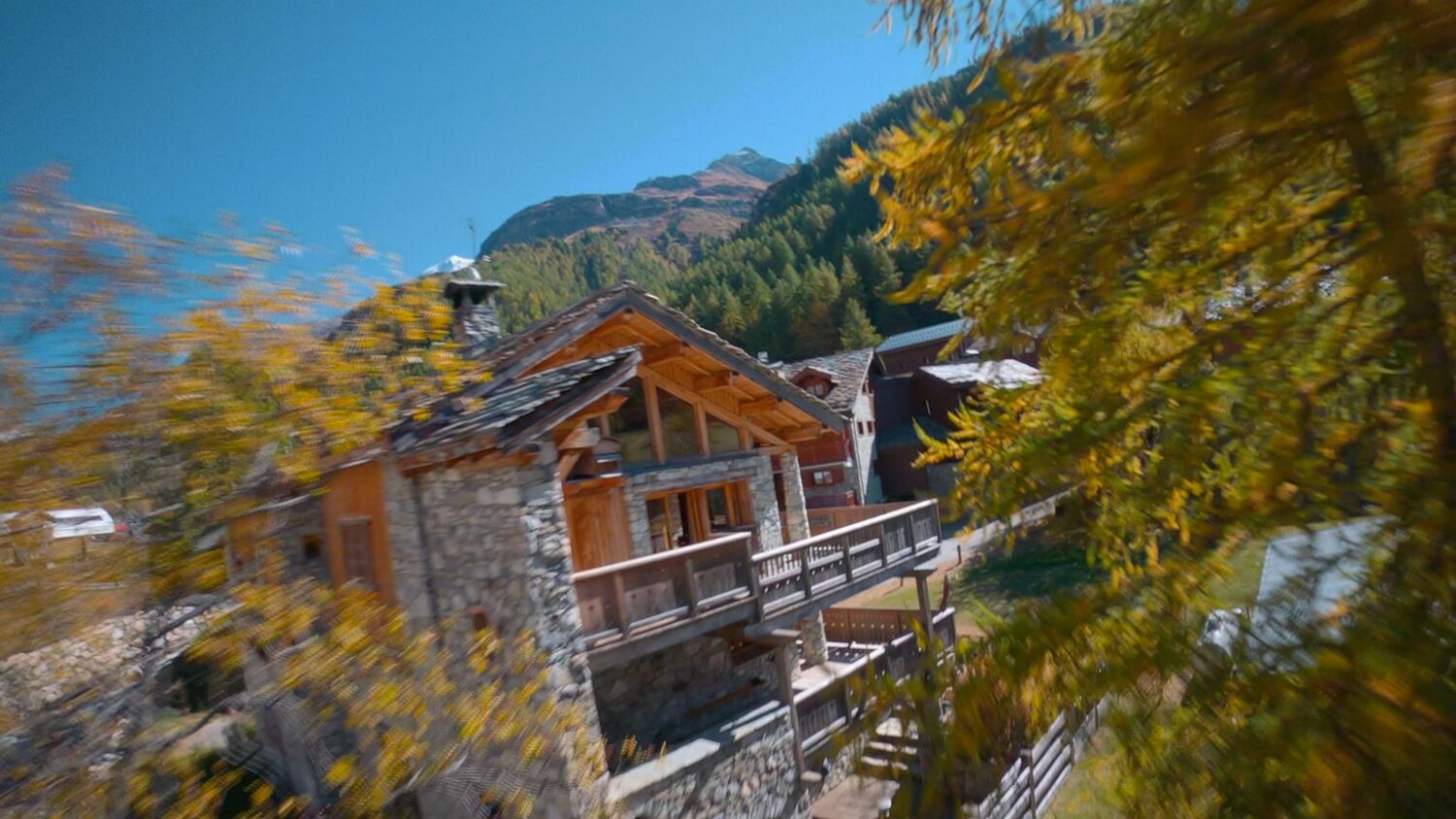 agence creactiv production annecy video et drone réalisation chalet ananda miniature vidéo immobilier val d'isère agence