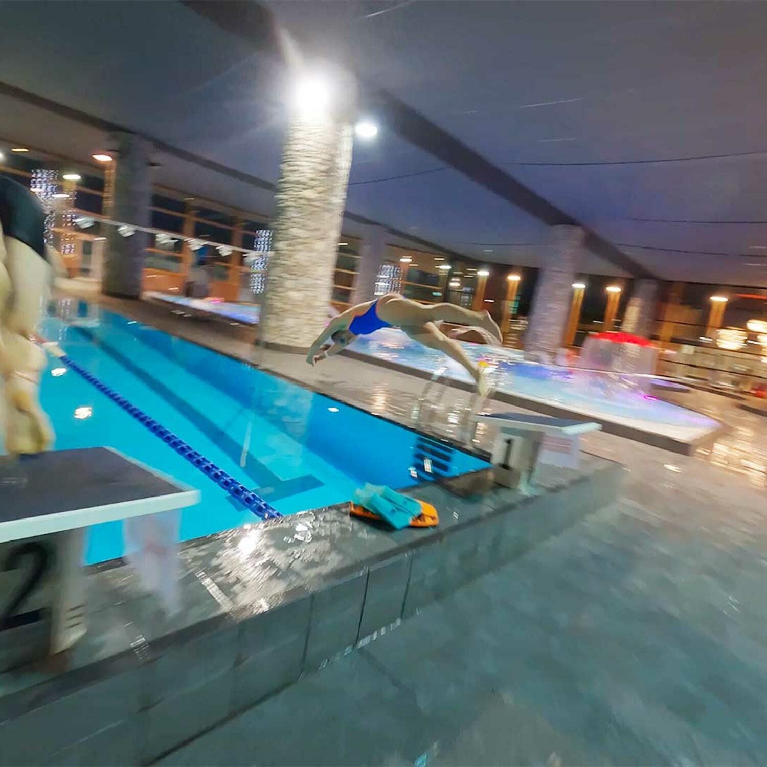 agence creactiv production annecy video et drone réalisation centre aquasportif val d'isère piscine wellness espace aquatique plongeon de natation photo principale