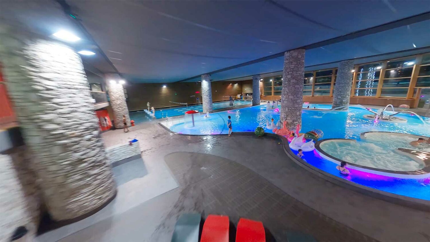 agence creactiv production annecy video et drone réalisation centre aquasportif val d'isère piscine wellness espace aquatique bouées et maitre nageur miniature vidéo