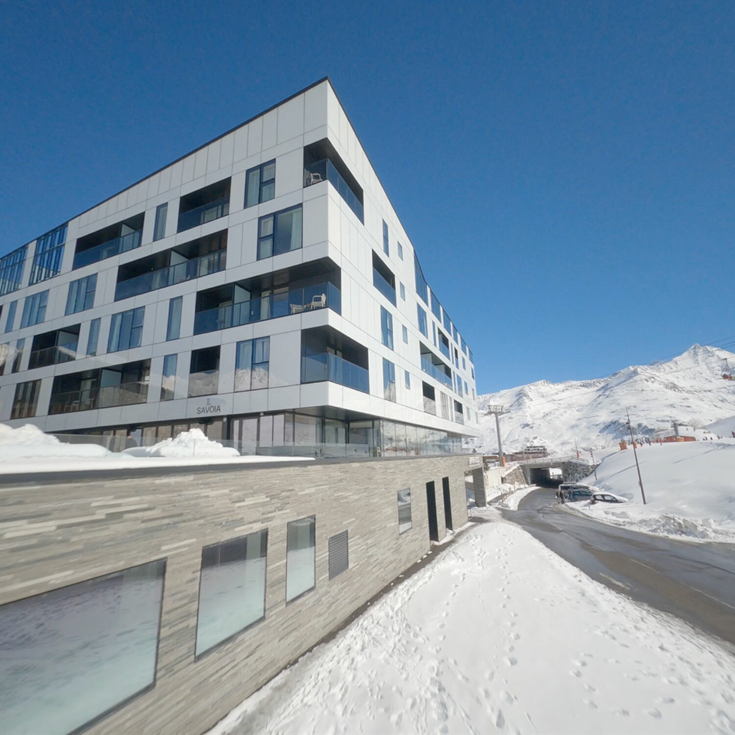 agence creactiv production annecy video et drone réalisation hôtel voulez vous tignes photo principale hôtellerie de luxe montagne
