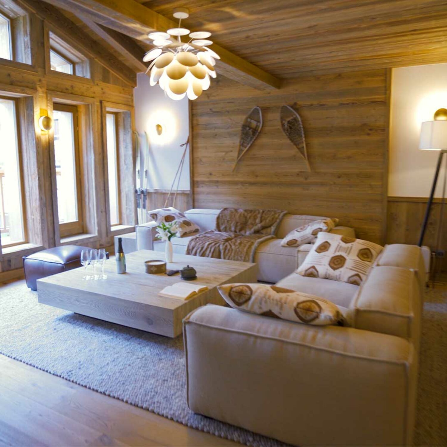 agence creactiv production annecy video et drone réalisation chalet kilimanjaro programme neuf immobilier val d'isère salon moderne photo principale