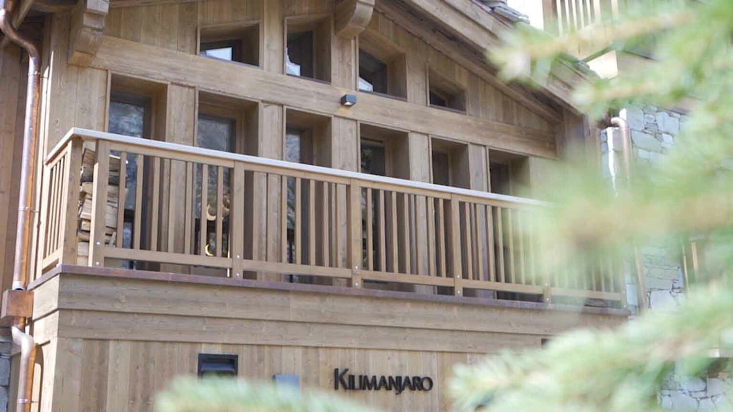 agence creactiv production annecy video et drone réalisation chalet kilimanjaro programme neuf immobilier val d'isère miniature vidéo façade entrée résidence