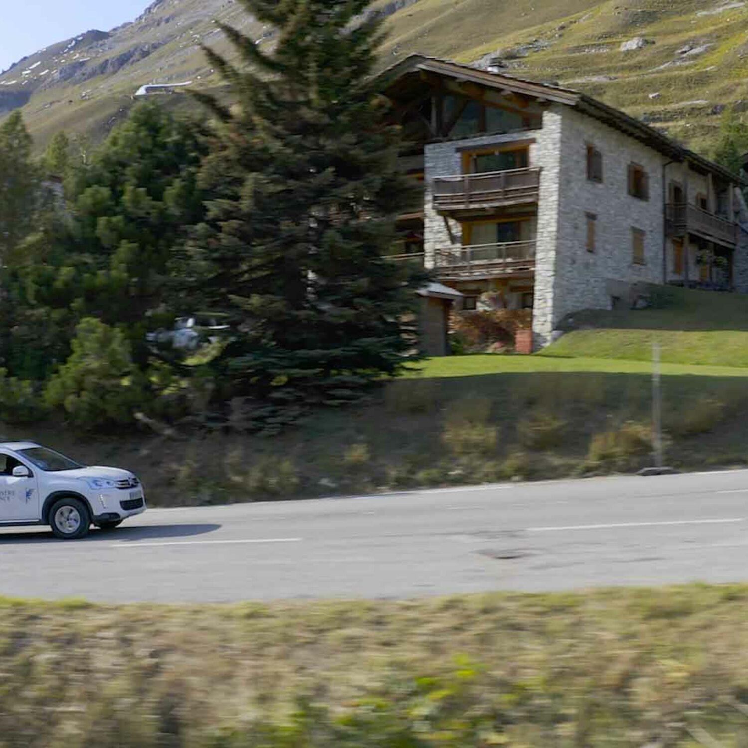 agence creactiv production annecy video et drone réalisation en pleine transaction val d'isère agence immobilier service vente photo principale