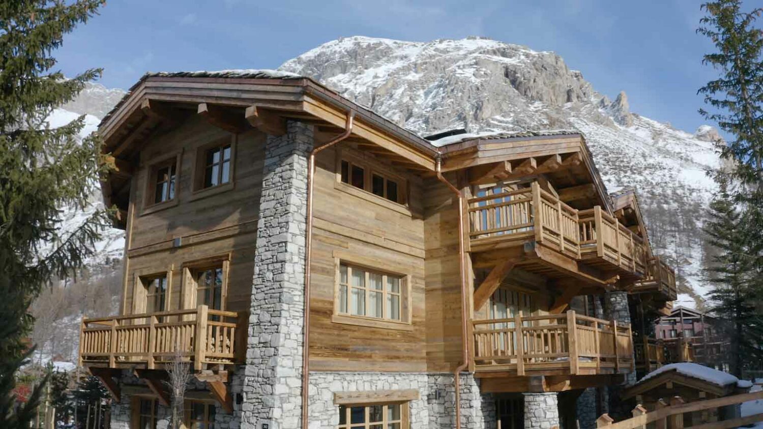 agence creactiv production annecy video et drone réalisation en pleine transaction val d'isère agence immobilier service vente chalet haut de gamme programme neuf miniature vidéo