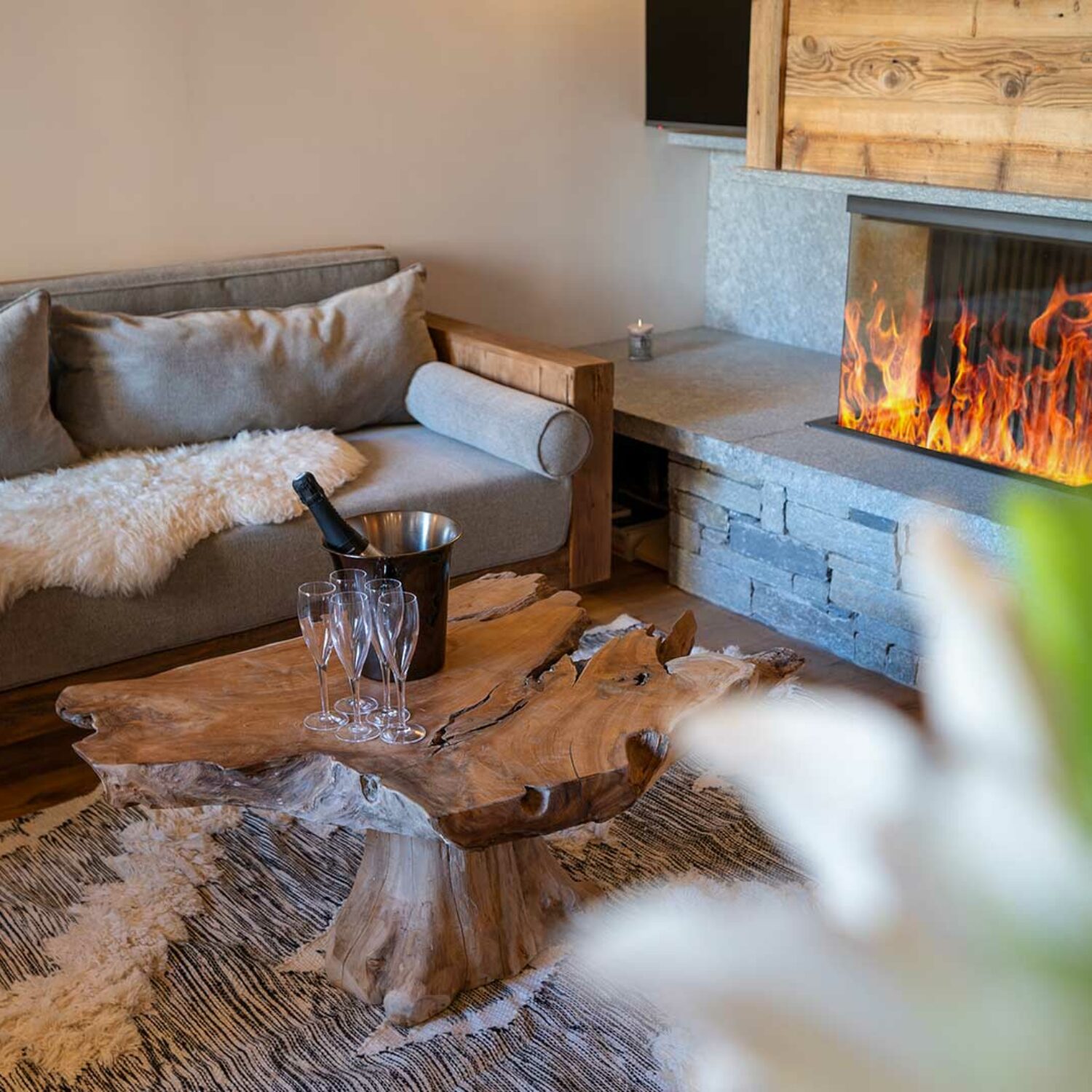 agence creactiv production annecy video et drone réalisation kilimanjaro val d'isère agence immobilier photo principale canapé et champagne au coin du feu