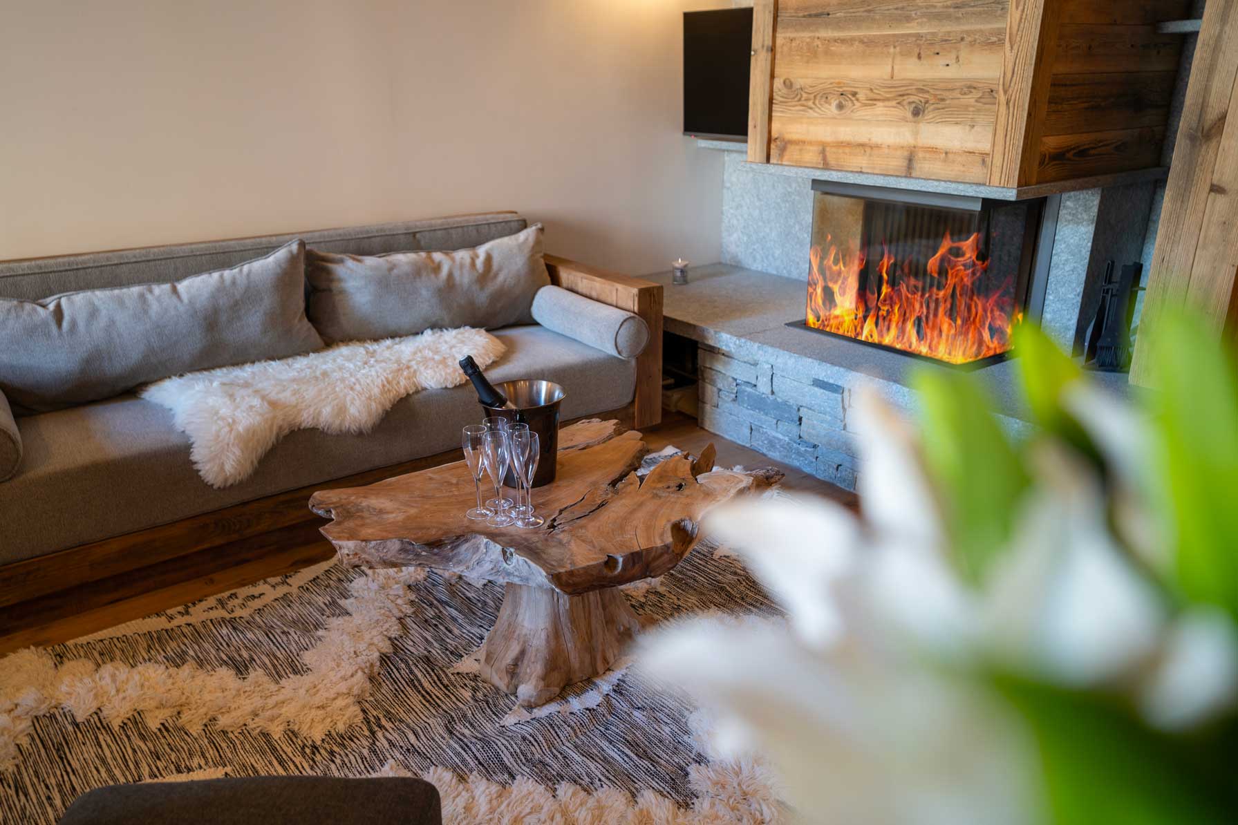 agence creactiv production annecy video et drone réalisation kilimanjaro val d'isère agence immobilier photo principale canapé et champagne au coin du feu