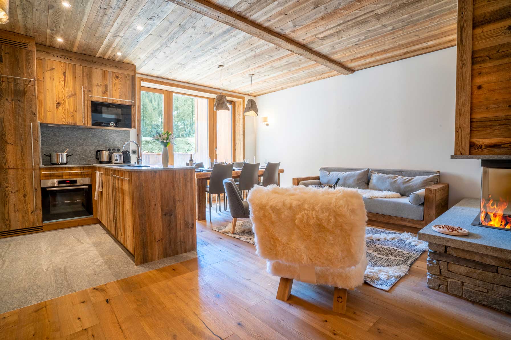 agence creactiv production annecy video et drone réalisation kilimanjaro val d'isère agence immobilier séjour et cuisine au coin du feu de cheminée