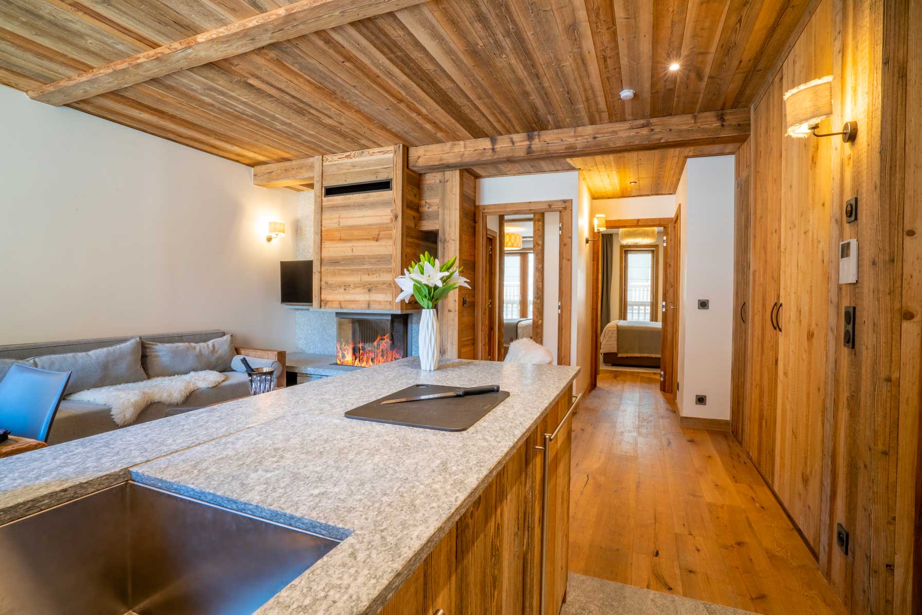 agence creactiv production annecy video et drone réalisation kilimanjaro val d'isère agence immobilier séjour et cuisine au coin du feu de cheminée