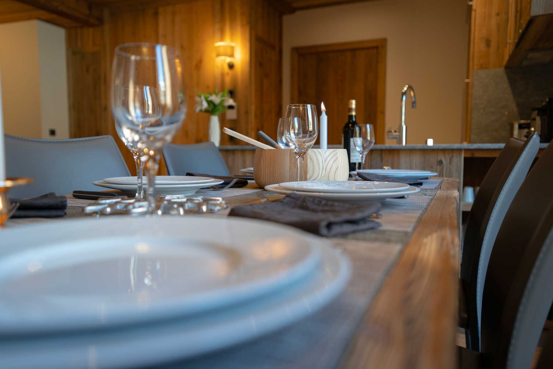 agence creactiv production annecy video et drone réalisation kilimanjaro val d'isère agence immobilier séjour table à manger verre de vin