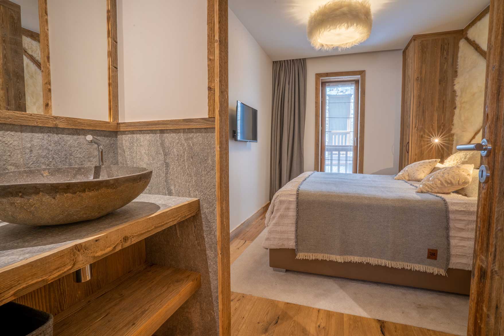 agence creactiv production annecy video et drone réalisation kilimanjaro val d'isère agence immobilier chambre avec salle de bain