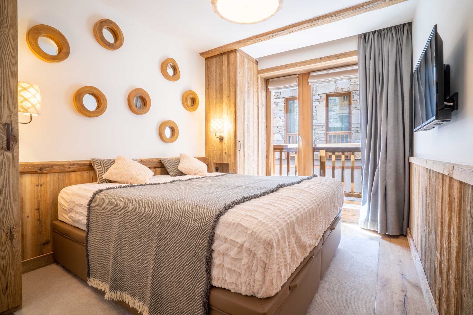 agence creactiv production annecy video et drone réalisation kilimanjaro val d'isère agence immobilier chambre master lit king size