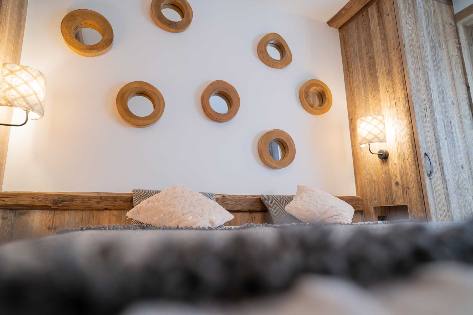 agence creactiv production annecy video et drone réalisation kilimanjaro val d'isère agence immobilier chambre master lit et décoration