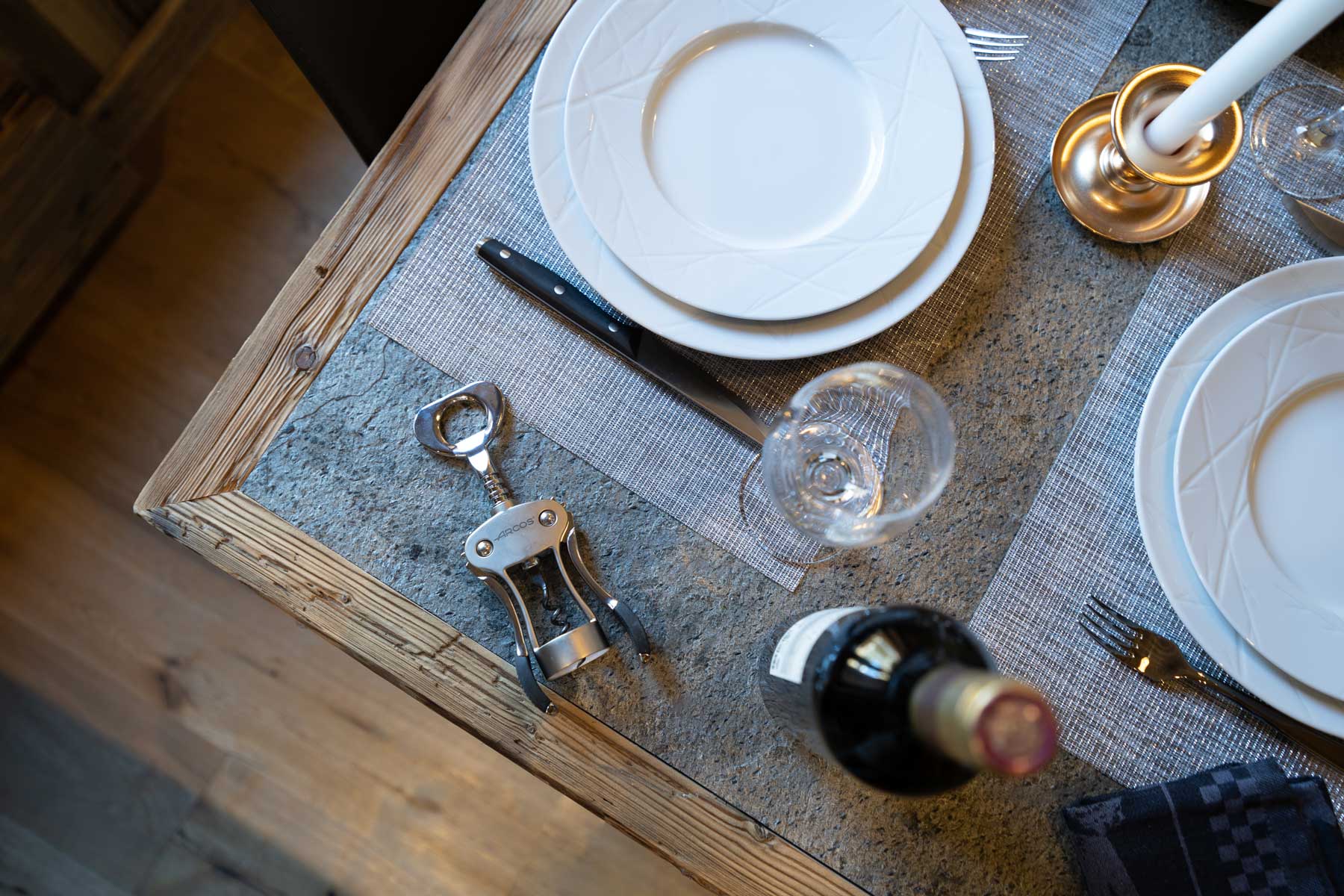 agence creactiv production annecy video et drone réalisation kilimanjaro val d'isère agence immobilier table à manger et bouteille de vin top shot