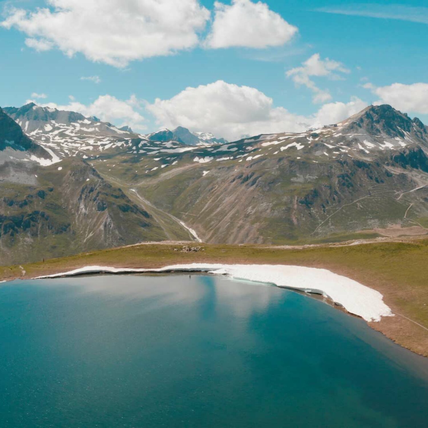 agence creactiv production annecy video et drone réalisation prenez de la hauteur paysage montagne val d'isère en été photo principale