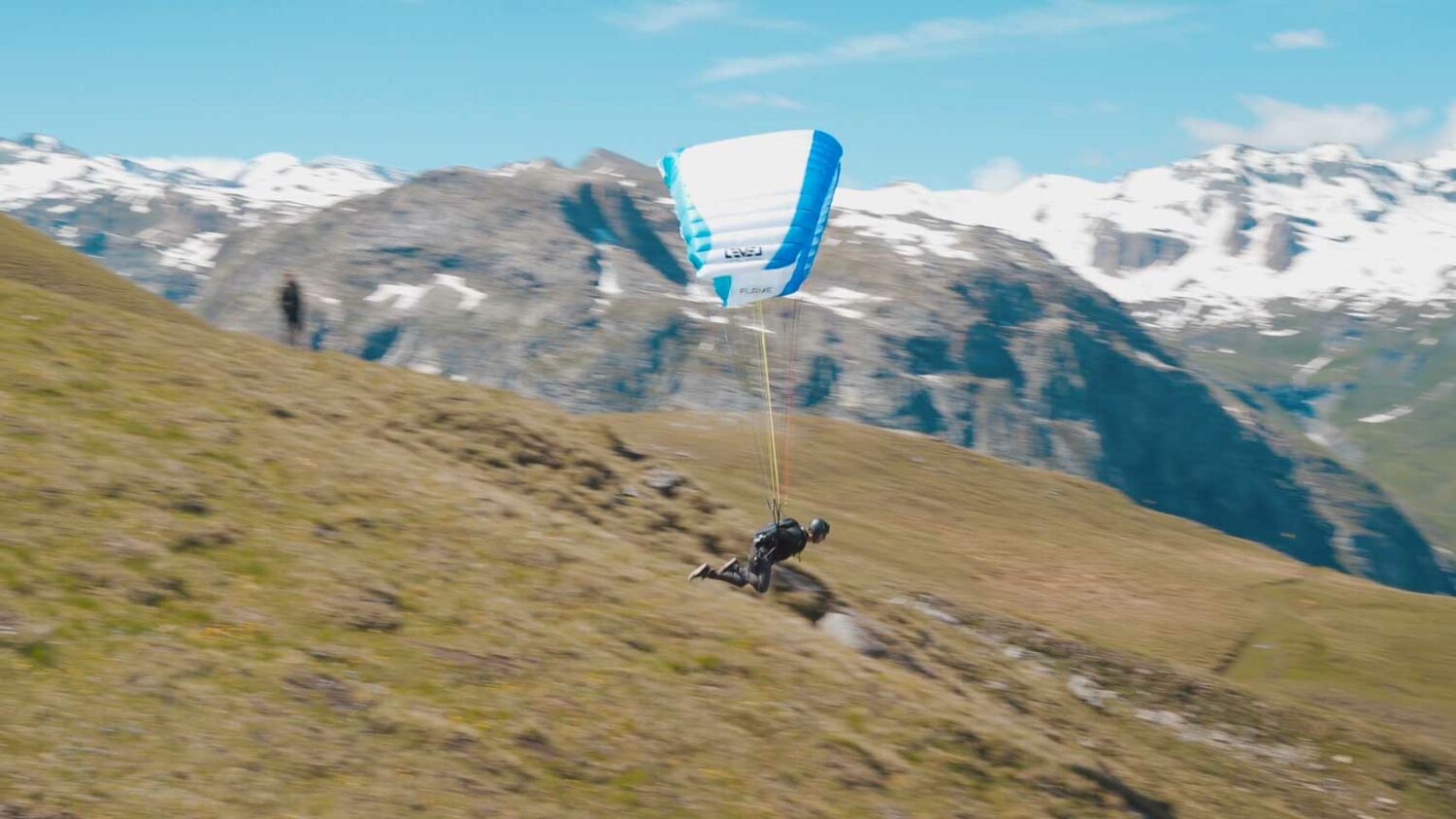 agence creactiv production annecy video et drone réalisation prenez de la hauteur paysage montagne val d'isère en été parapente miniature vidéo