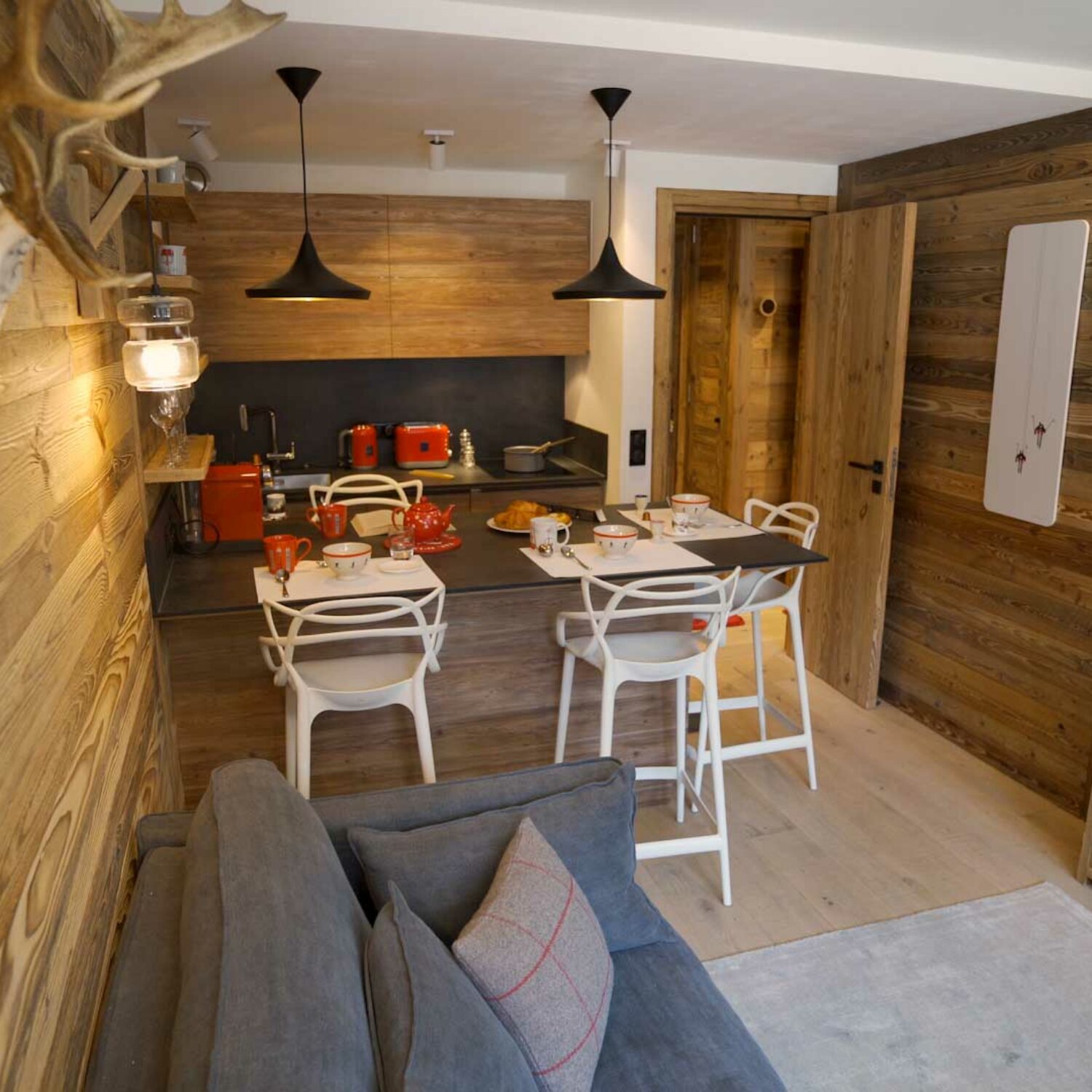 agence creactiv production annecy video et drone réalisation val d'isère village appartement location immobilier séjour photo principale