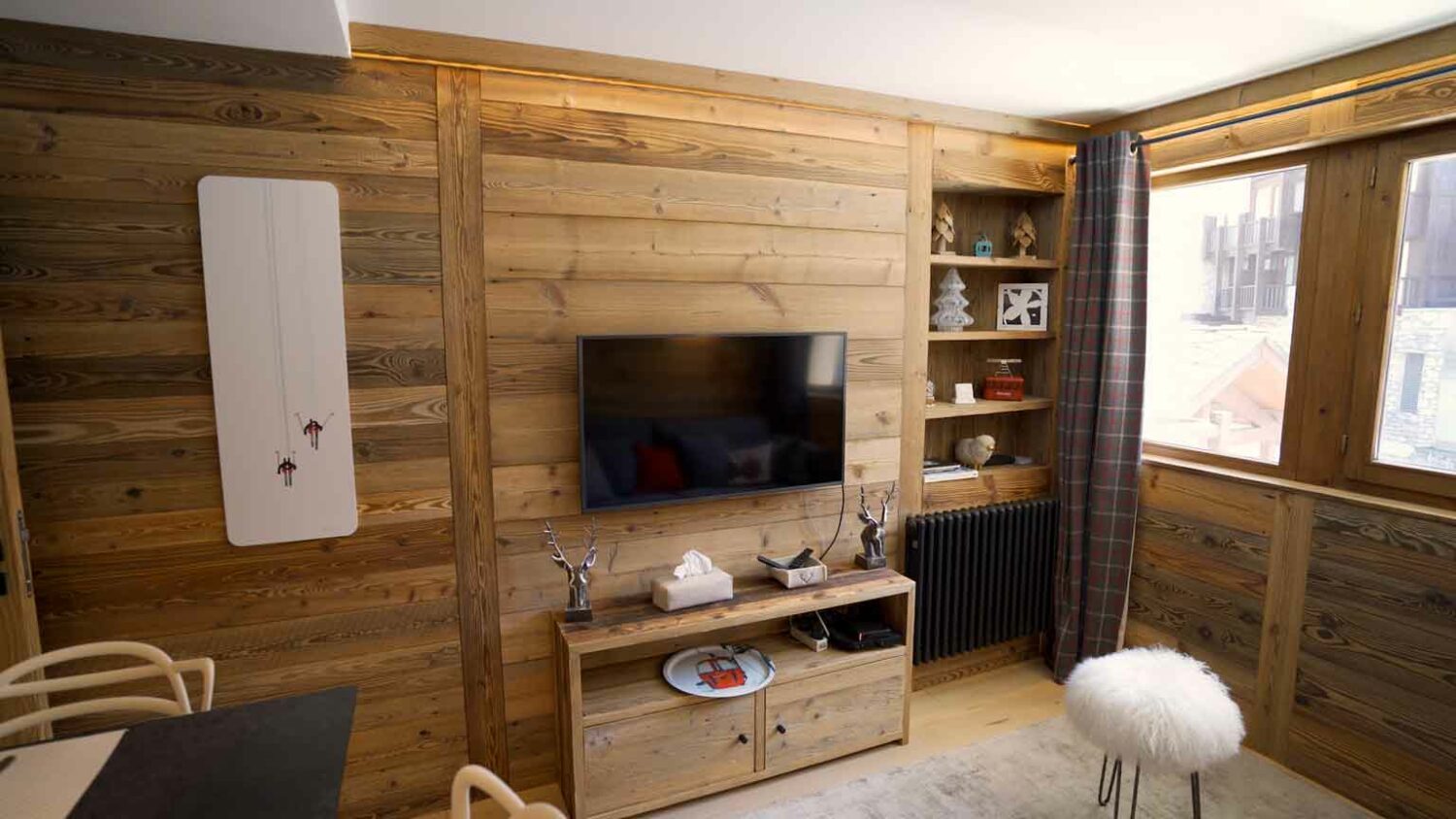 agence creactiv production annecy video et drone réalisation val d'isère village appartement location immobilier séjour et salon bois miniature vidéo