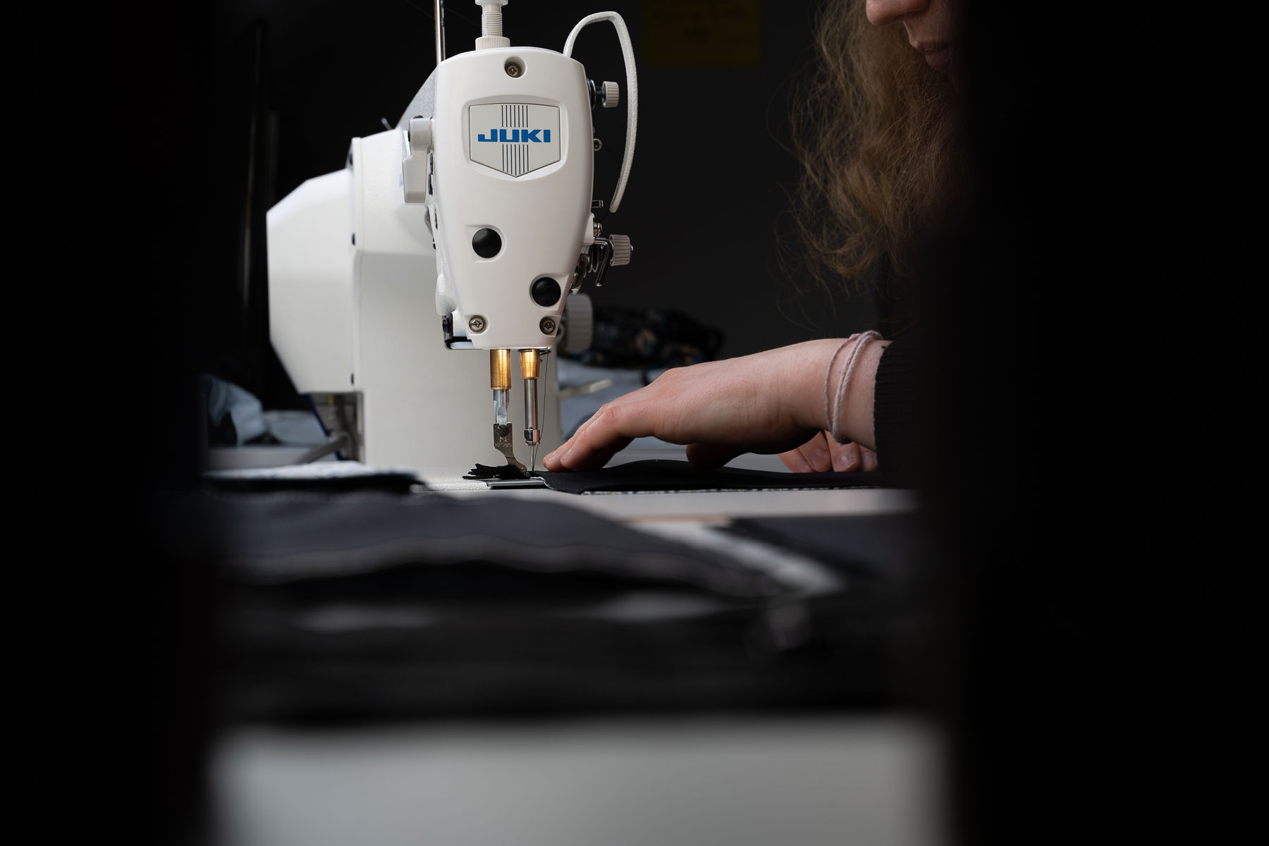 agence creactiv production annecy video et drone réalisation vezo création sac personnalisable made in france couture artisanale photo produit atelier brodeuses machines à coudre main de couturière