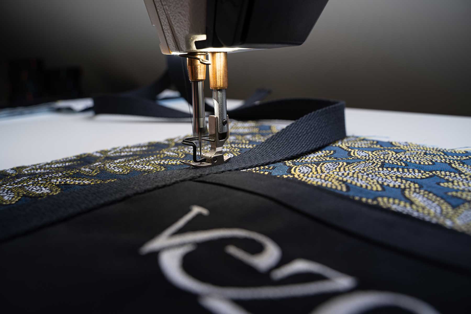 agence creactiv production annecy video et drone réalisation vezo création sac personnalisable made in france couture artisanale photo produit atelier brodeuses machines à coudre détail broderie