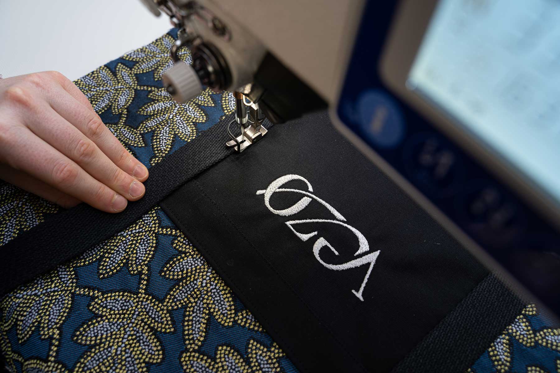 agence creactiv production annecy video et drone réalisation vezo création sac personnalisable made in france couture artisanale photo produit atelier brodeuses machines à coudre main de couturière