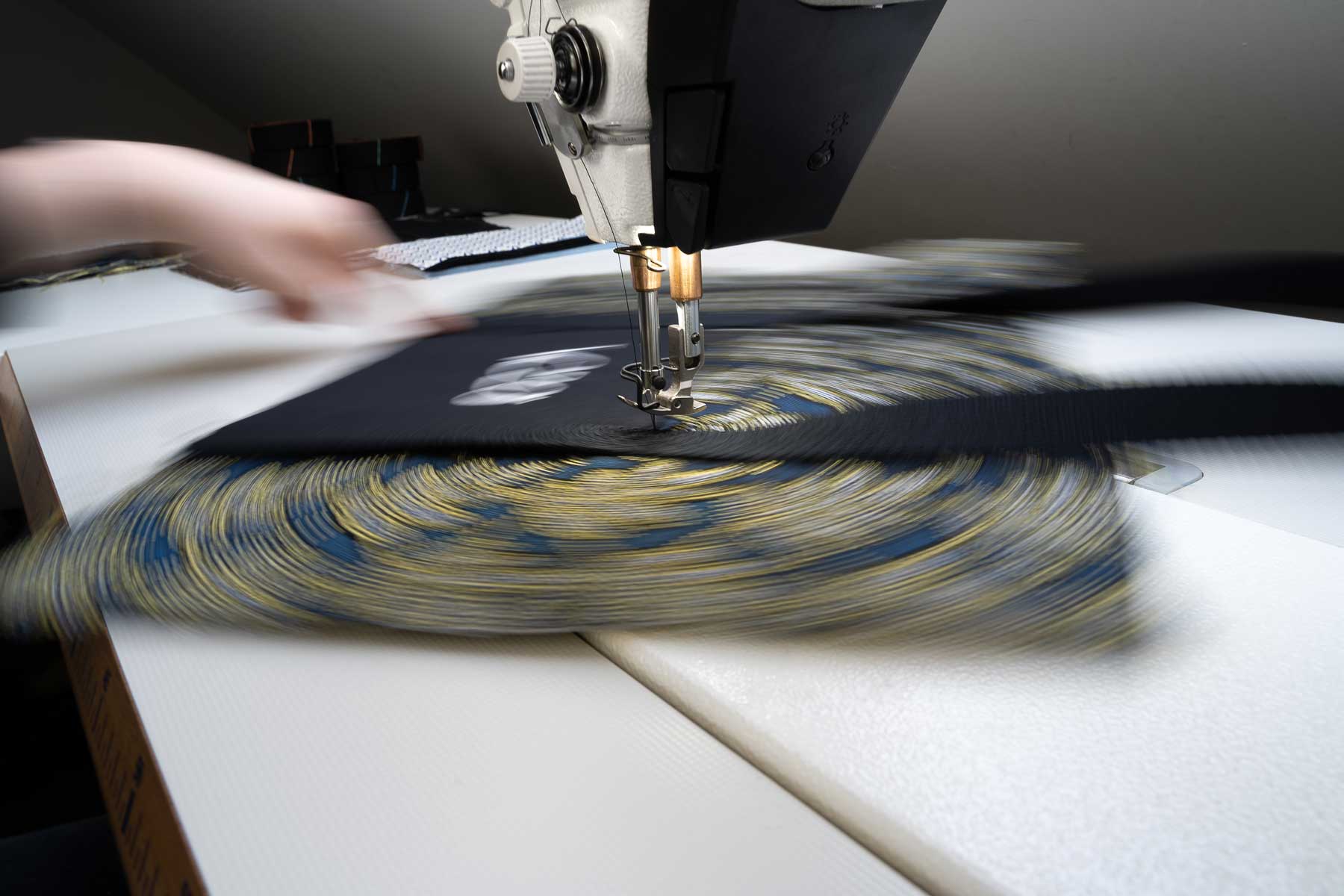 agence creactiv production annecy video et drone réalisation vezo création sac personnalisable made in france couture artisanale photo produit atelier brodeuses machines à coudre main de couturière