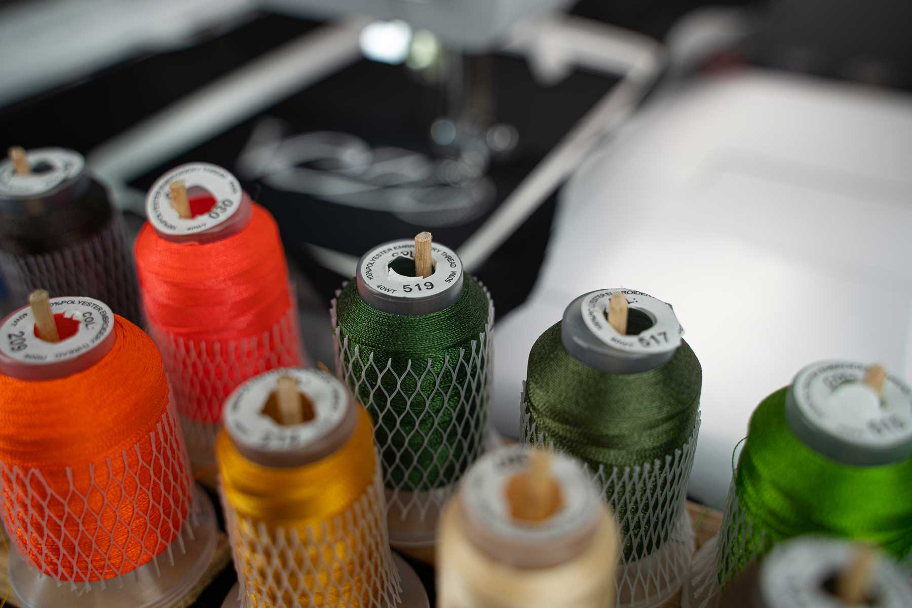 agence creactiv production annecy video et drone réalisation vezo création sac personnalisable made in france couture artisanale photo produit atelier brodeuses machines à coudre fils colorés