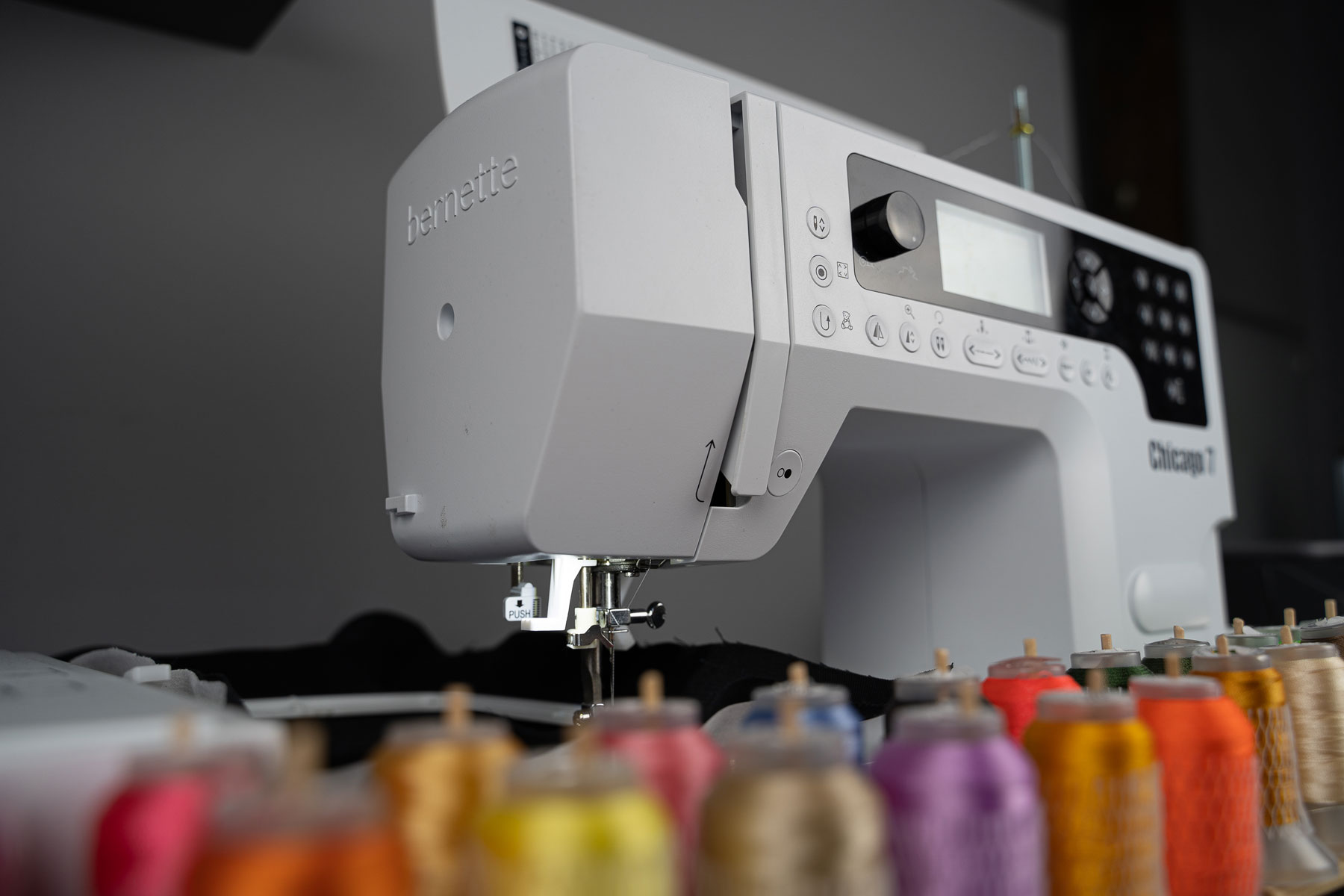 agence creactiv production annecy video et drone réalisation vezo création sac personnalisable made in france couture artisanale photo produit atelier brodeuses machines à coudre