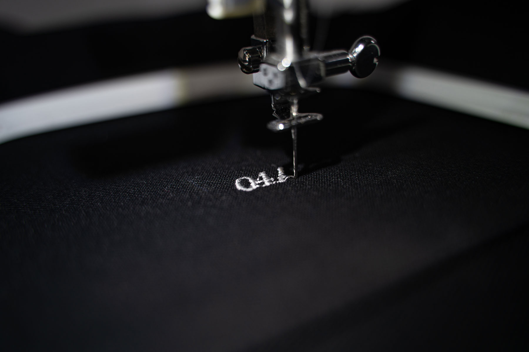 agence creactiv production annecy video et drone réalisation vezo création sac personnalisable made in france couture artisanale photo produit atelier brodeuses machines à coudre détail broderie