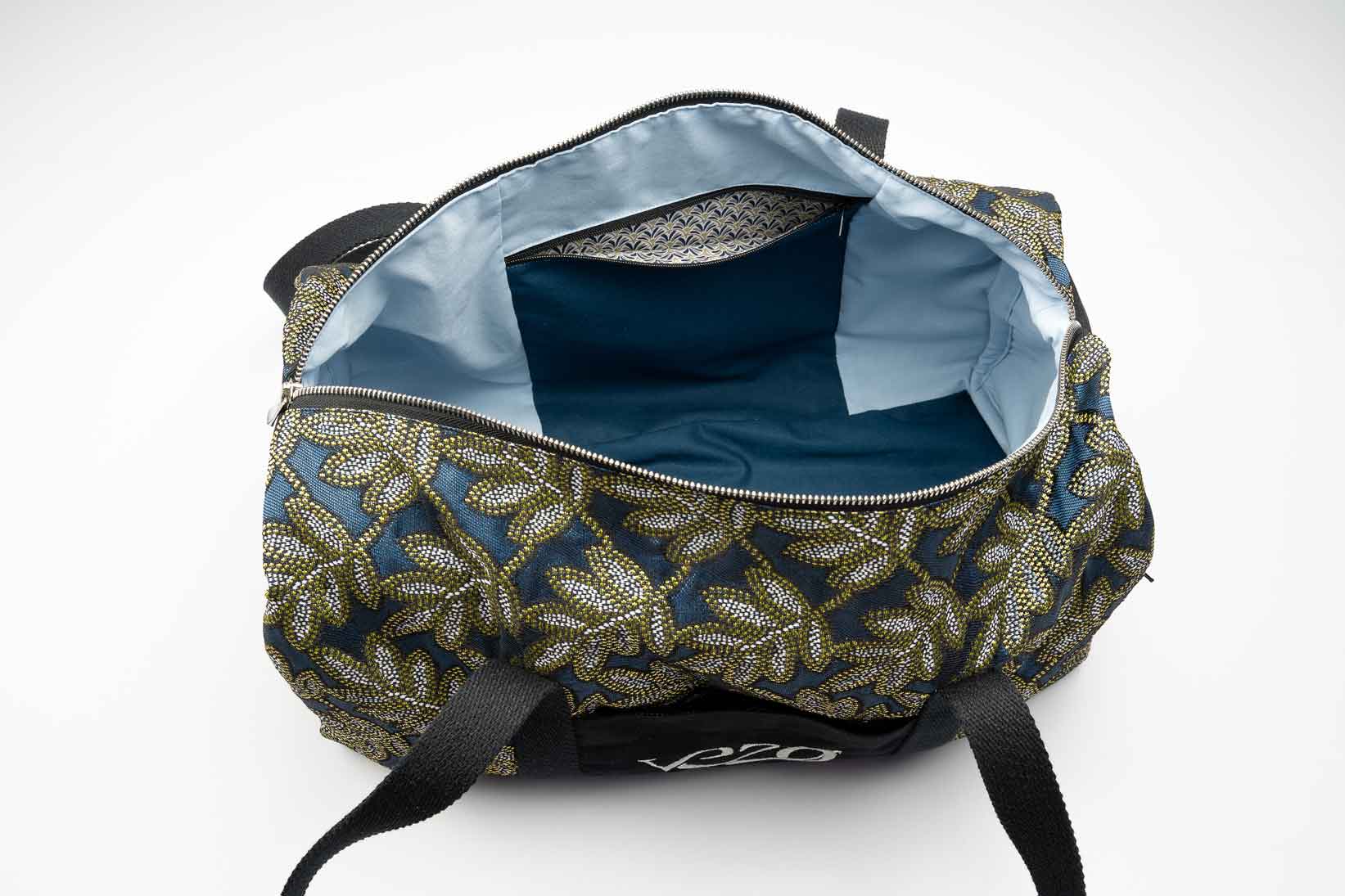 agence creactiv production annecy video et drone réalisation vezo création sac personnalisable made in france couture artisanale photo produit studio fond blanc détails poche principale sac coloré